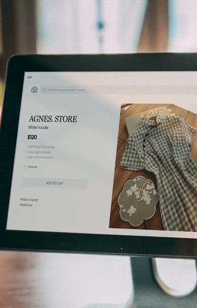 Point of sale counter screen in use at a retail till